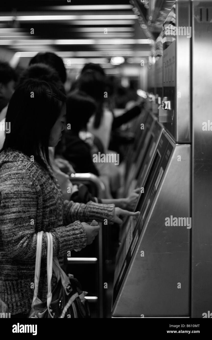 Donna cinese acquisto biglietto della metropolitana di Guangzhou in Cina Foto Stock