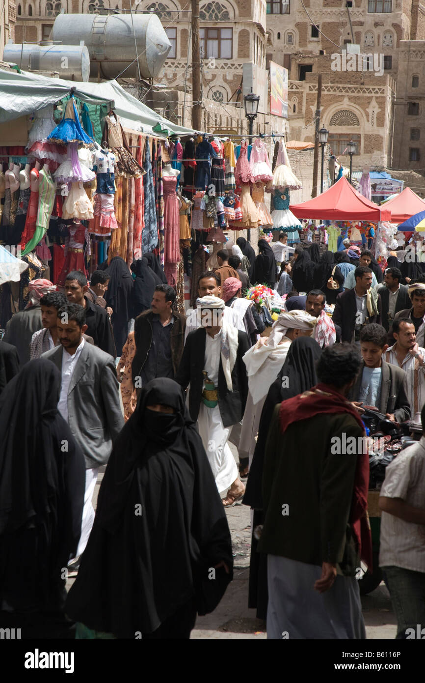 Panno bazaar, vestiti di essere venduto, souk, mercato, Sito Patrimonio  Mondiale dell'Unesco, Yemen, Medio Oriente Foto stock - Alamy