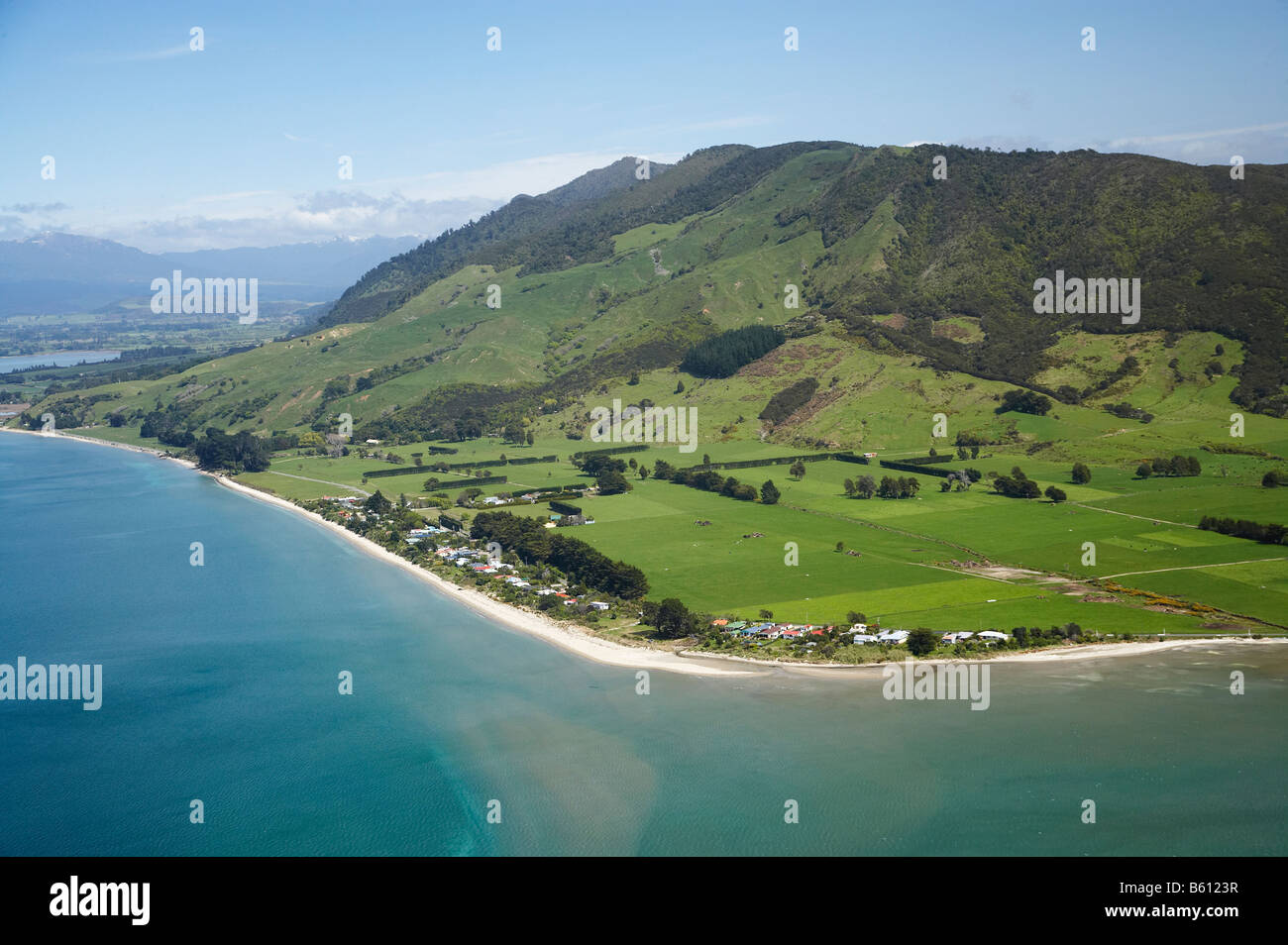 Case vacanza Pakawau e Burnett gamma Golden Bay Nelson regione Isola del Sud della Nuova Zelanda antenna Foto Stock
