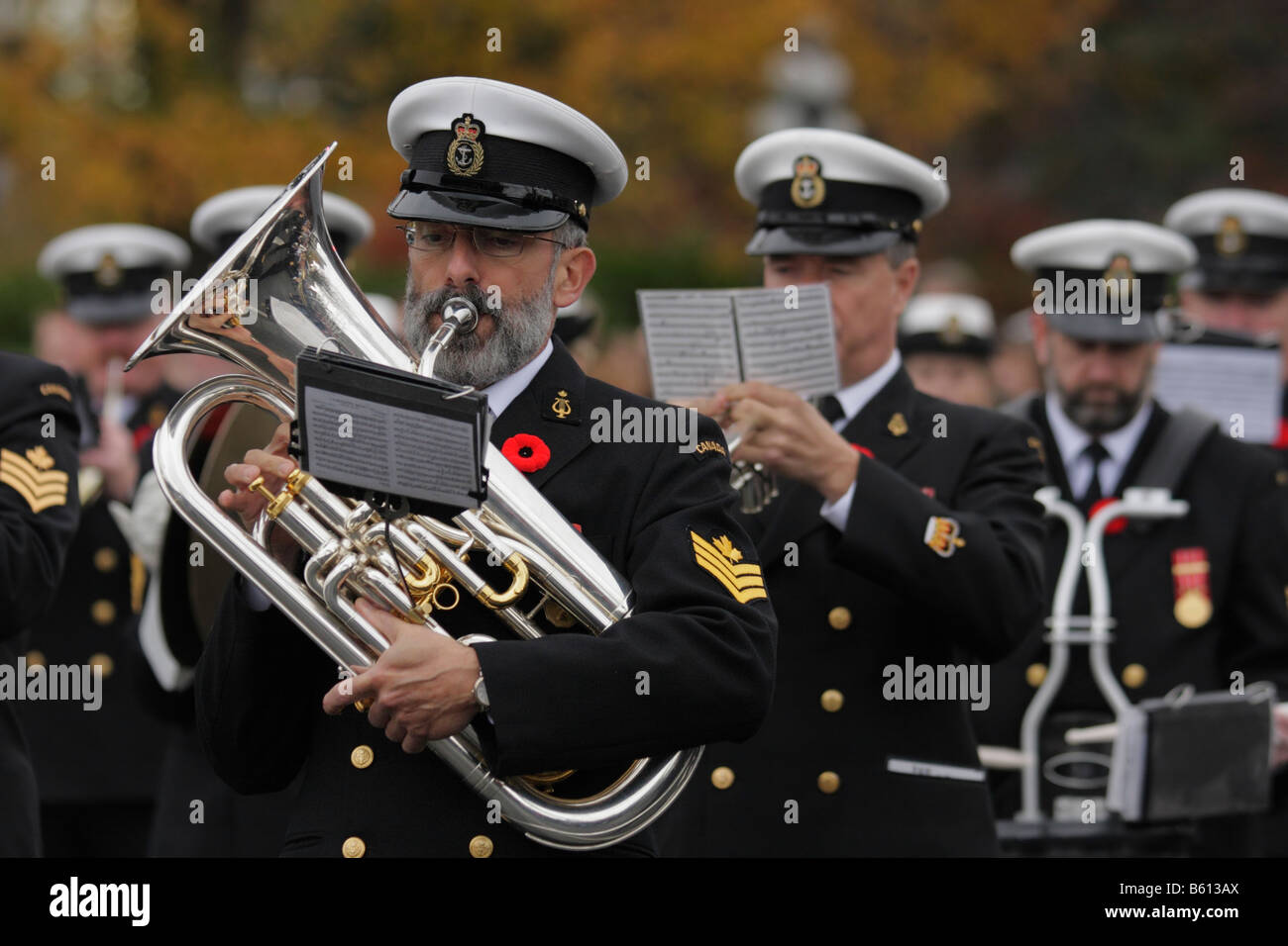 Forze canadesi banda militare a giocare al servizio di armistizio Victoria British Columbia Canada Foto Stock