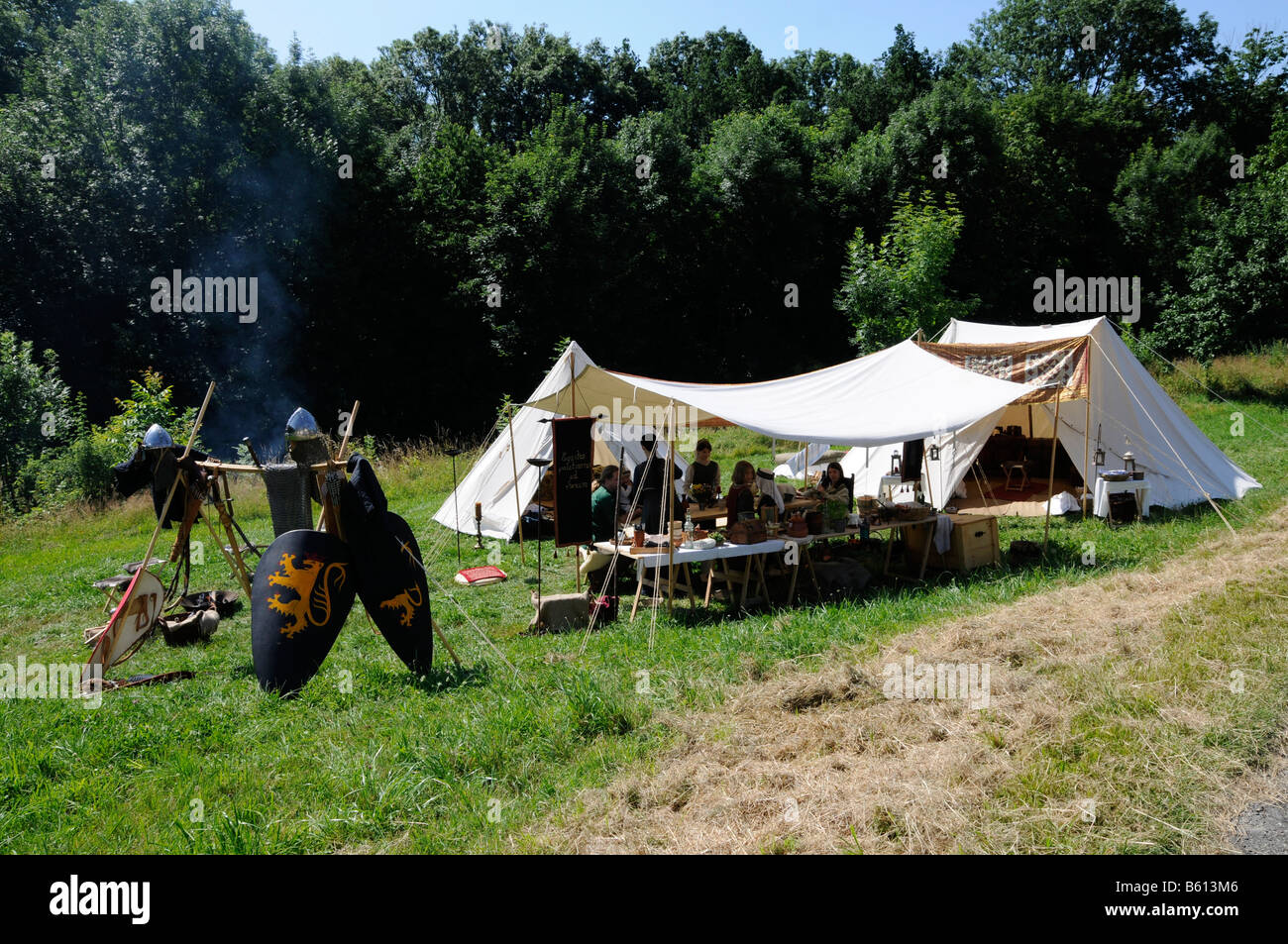 Le tende, le armi e gli scudi di un accampamento militare e mercato vicino castello Waescherburg, Waeschenbeuren, Baden-Wuerttemberg Foto Stock