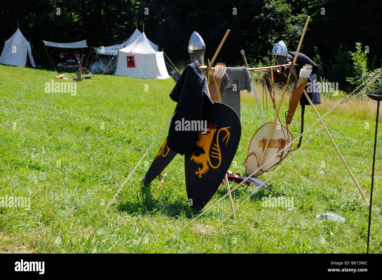 Le tende, le armi e gli scudi di un accampamento militare e mercato vicino castello Waescherburg, Waeschenbeuren, Baden-Wuerttemberg Foto Stock