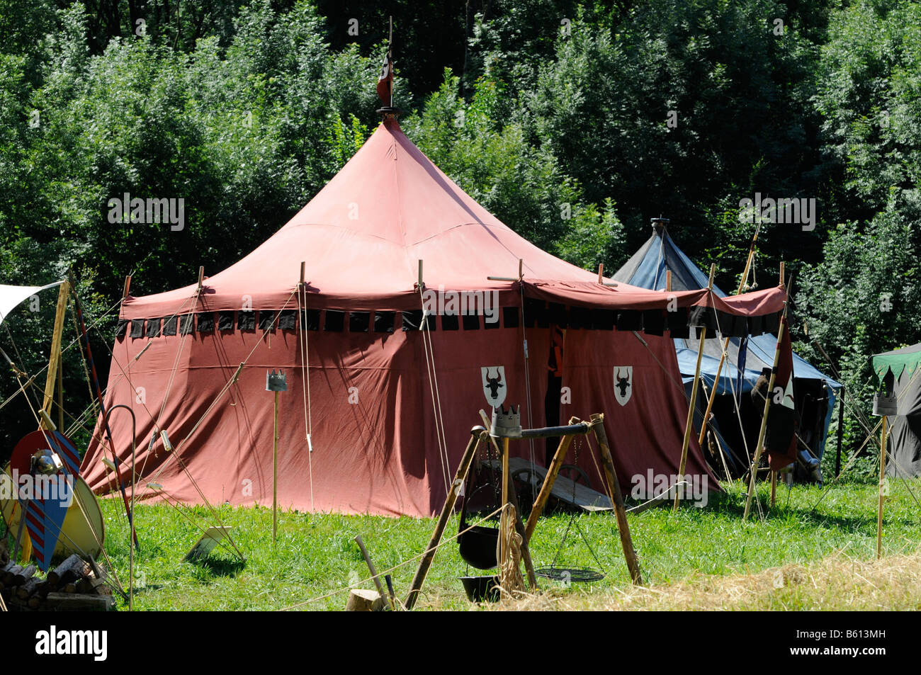 Cavaliere del tende di un accampamento militare vicino castello Waescherburg, Waeschenbeuren, Baden-Wuerttemberg Foto Stock