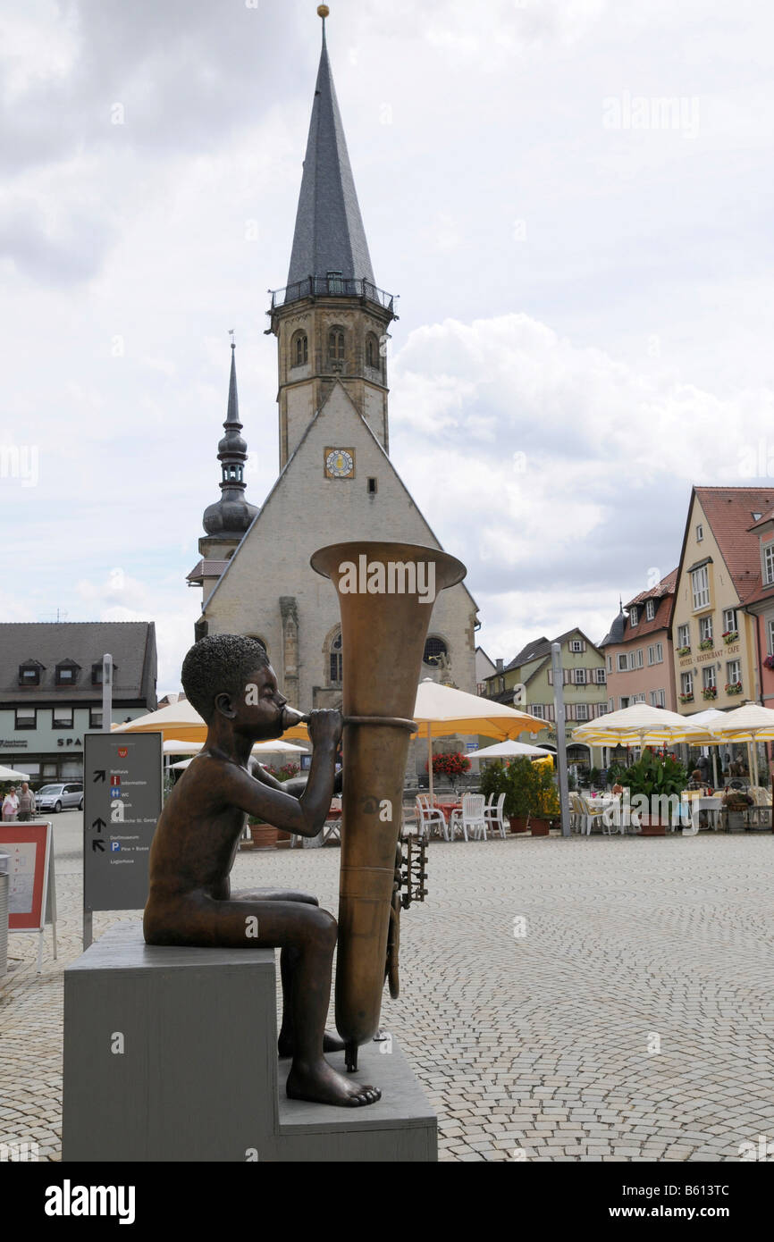 Trumpeter, bronzo figura di fronte la Evangelische Kirche, Weikersheim, Baden-Wuerttemberg Foto Stock