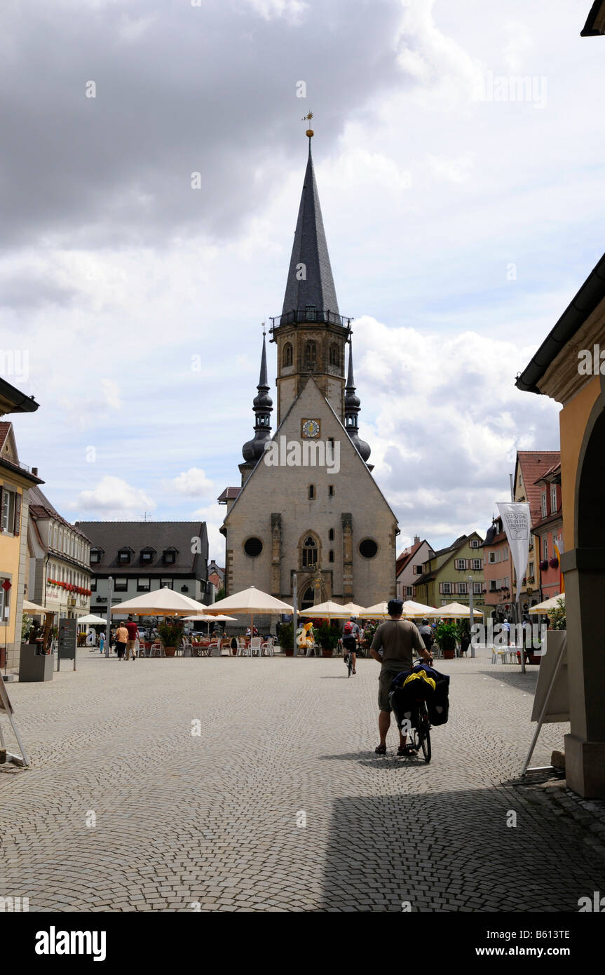 Ciclista, la piazza del mercato con la Evangelische Kirche, Weikersheim, Baden-Wuerttemberg Foto Stock