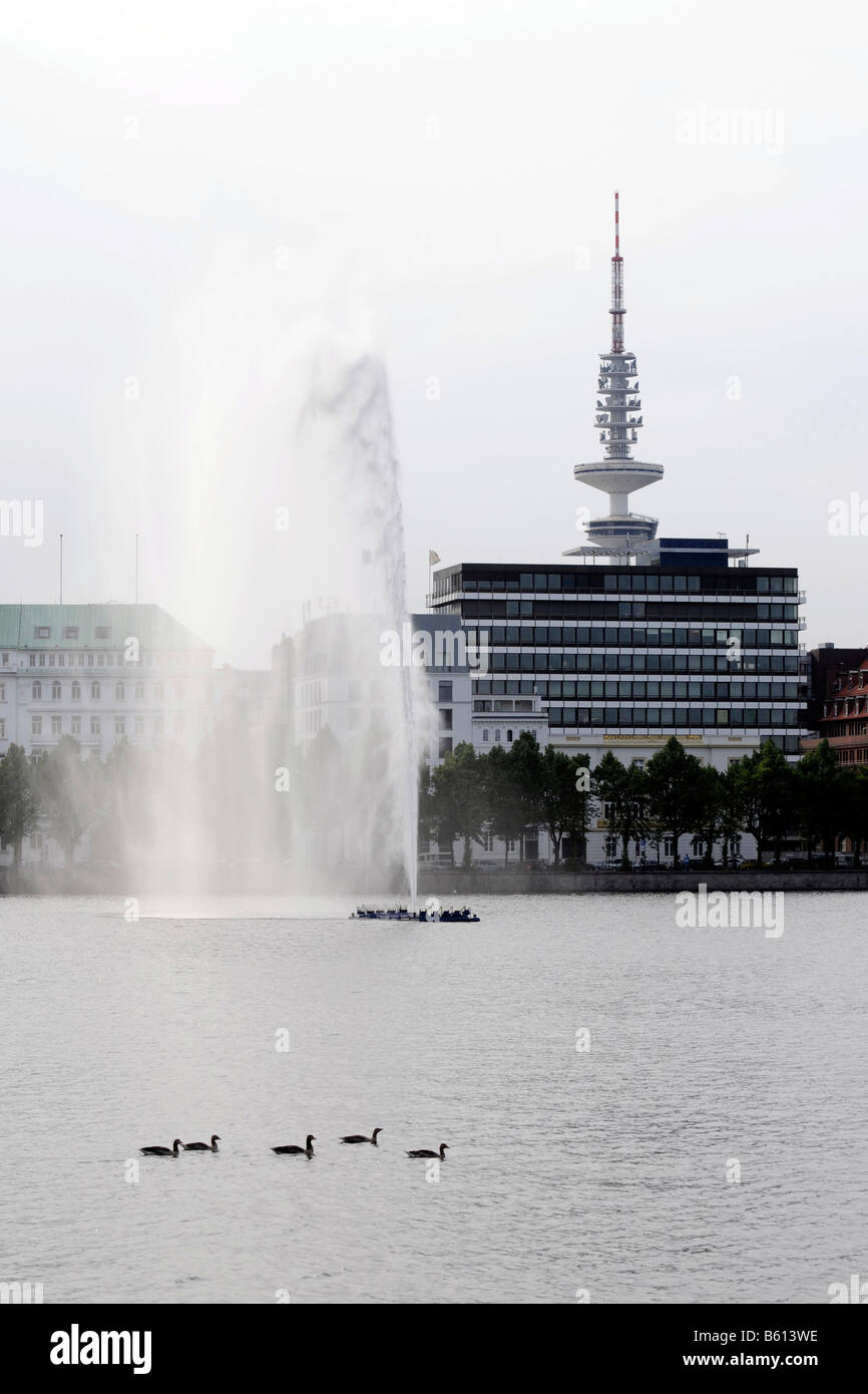 Il lago Alster in font della torre della TV di Amburgo Foto Stock