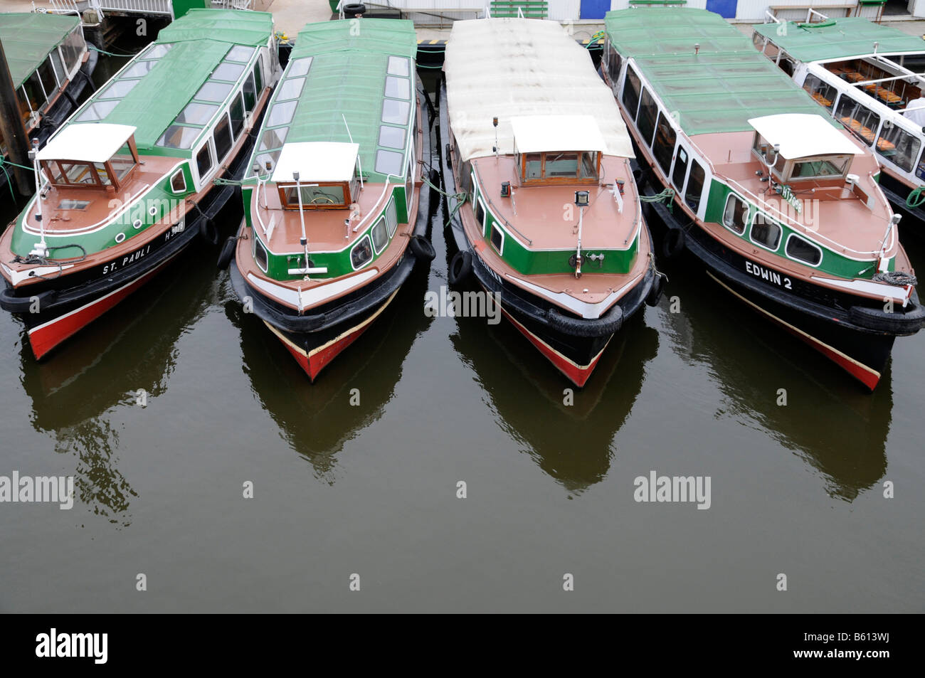 Lancia per un tour del porto, vicino i ponti di imbarco, Amburgo Foto Stock