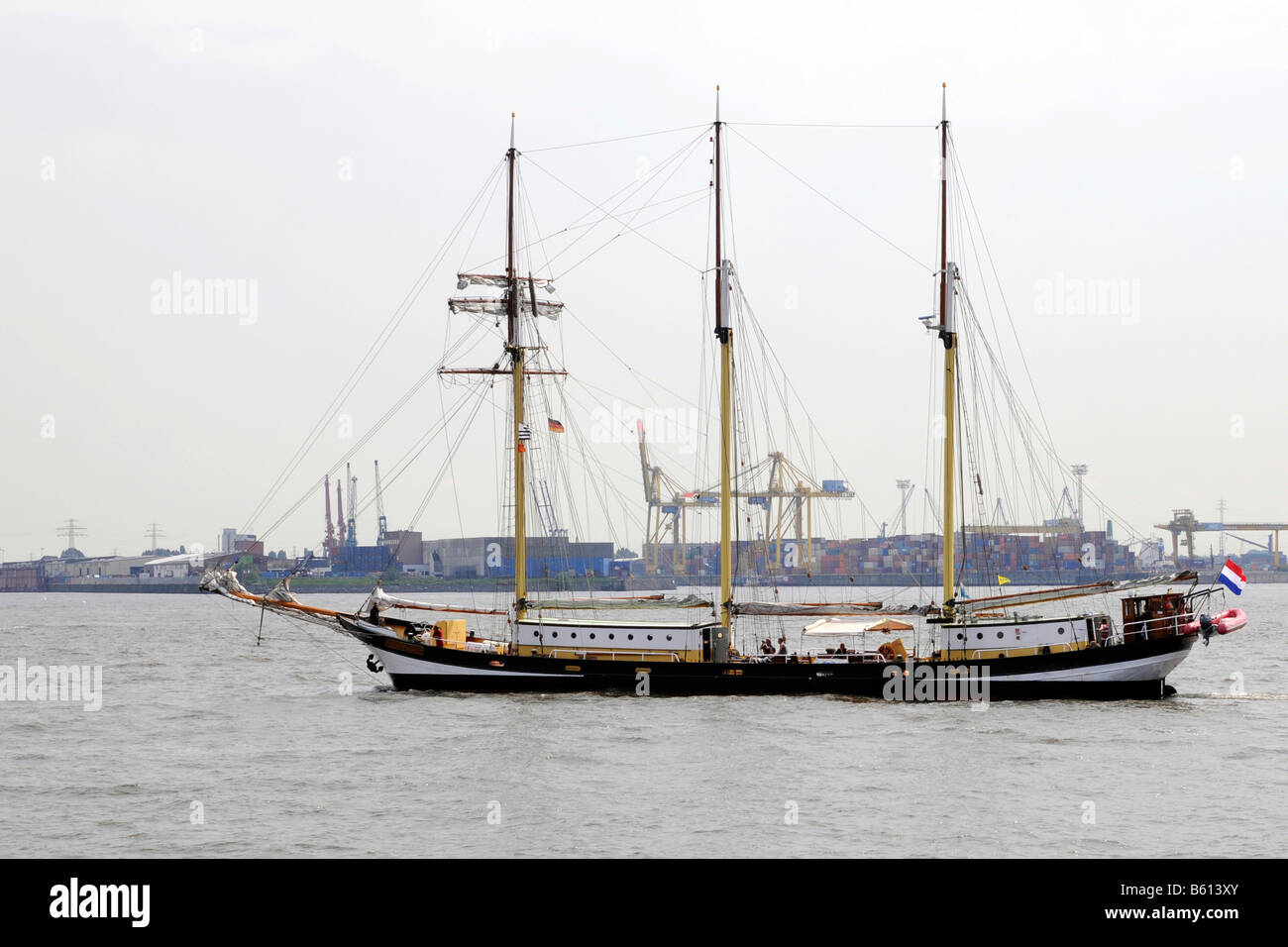 3 masted nave a vela in visita dal porto di Amburgo per i giorni di crociera festival, città anseatica di Amburgo Foto Stock