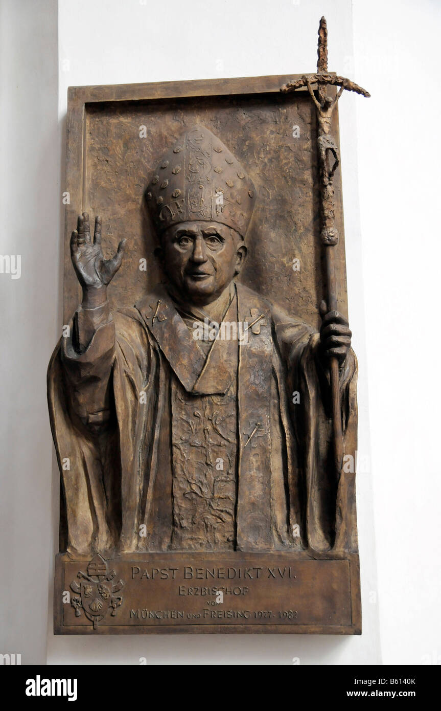 Una lapide commemorativa nella chiesa Frauenkirche, Papa Benedetto XVI, Arch vescovo di Monaco e Frisinga, Monaco di Baviera Foto Stock