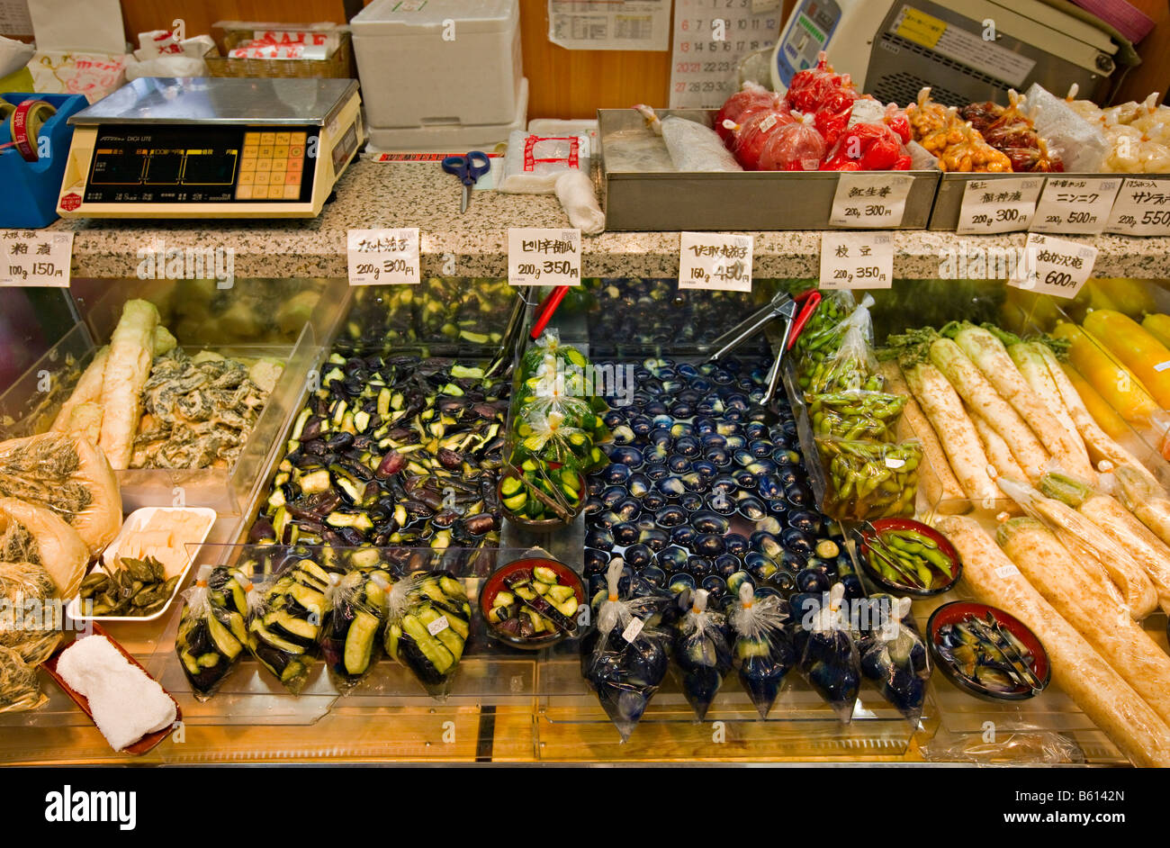 Sottaceti giapponesi in vendita a Sapporo JR station Hokkaido, Giappone Foto Stock