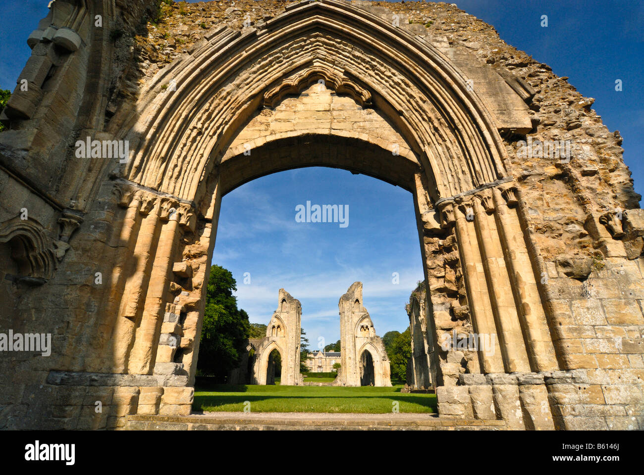 Archway, ingresso a Glastonbury Abbey, Ley lines, la leggenda di Re Artù, Glastonbury, Mendip, Somerset, Inghilterra, Gran Bretagna Foto Stock