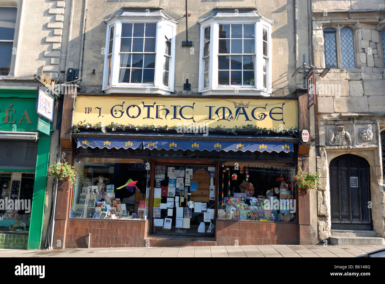 Immagine gotica negozio in una fila di case nella parte interna della città di Glastonbury, Mendip, Somerset, Inghilterra, Gran Bretagna, Europa Foto Stock