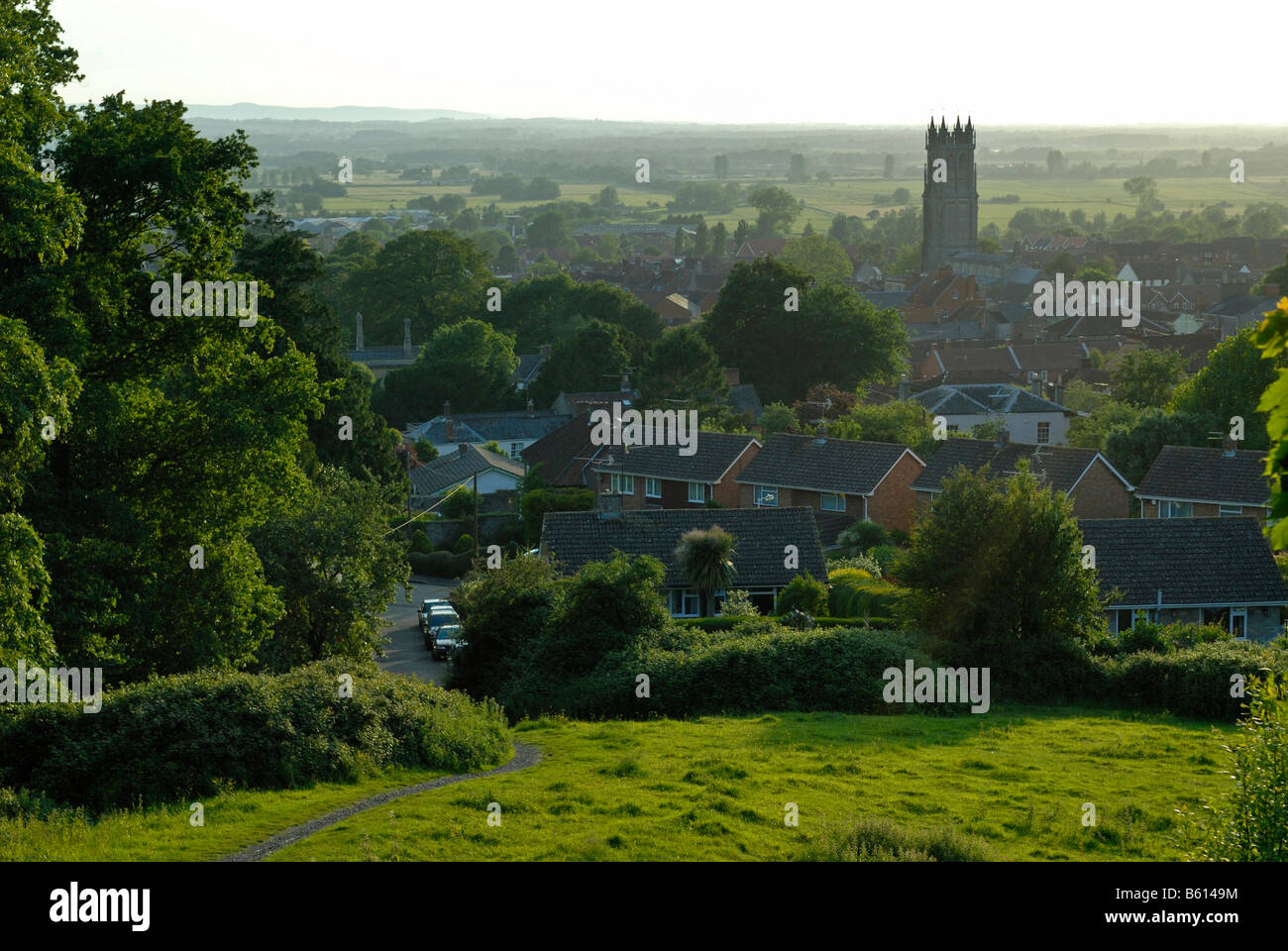 Glastonbury da sopra al tramonto, Ley lines, la leggenda di Re Artù, Glastonbury, Mendip, Somerset, Inghilterra, Gran Bretagna Foto Stock
