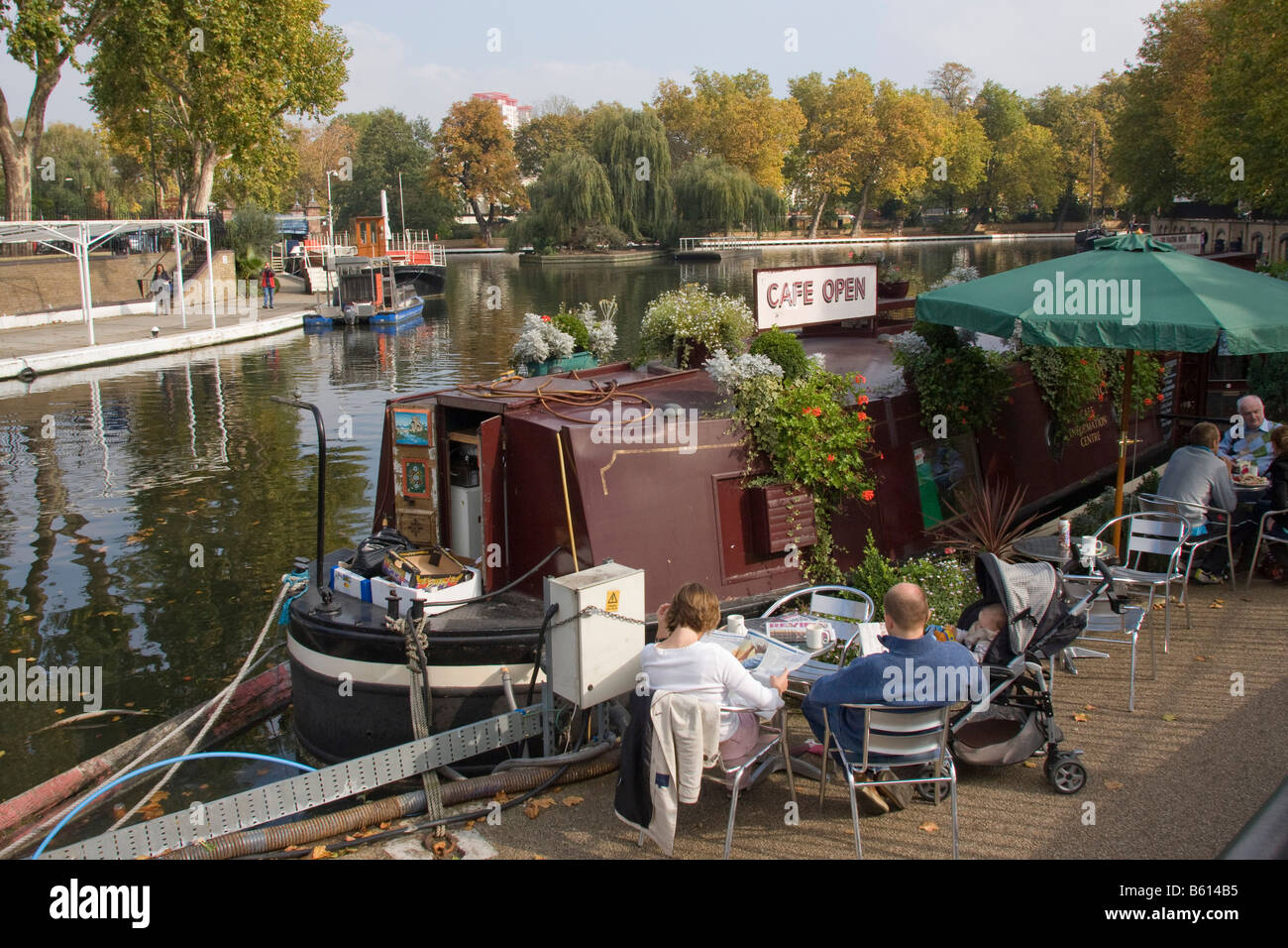 Cafe su strette barca sul Canal a Little Venice Londra GB UK Foto Stock