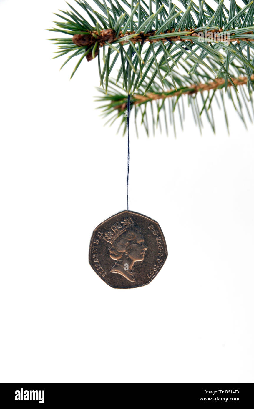 Xmas albero di natale con appeso cinquanta pence recessione Foto Stock