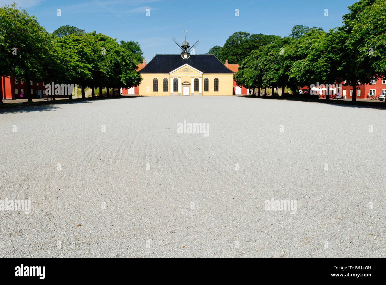 Parata a terra e la storica chiesa di militari a Kastellet Cittadella, Copenhagen, Danimarca, in Scandinavia, Europa Foto Stock