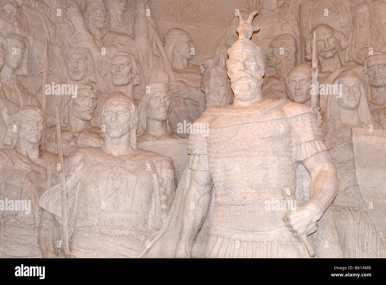 Figure in pietra, monumento di eroe nazionale Skanderbeg, Kruje, Kruja, Albania, Balcani, Europa Foto Stock
