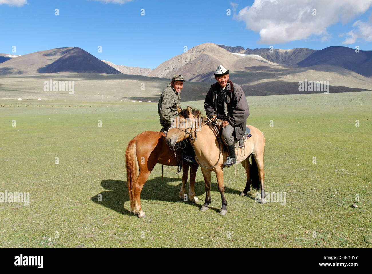 Il kazako, mongola piloti con i cavalli, Altai, Kazakistan, Mongolia, Asia Foto Stock