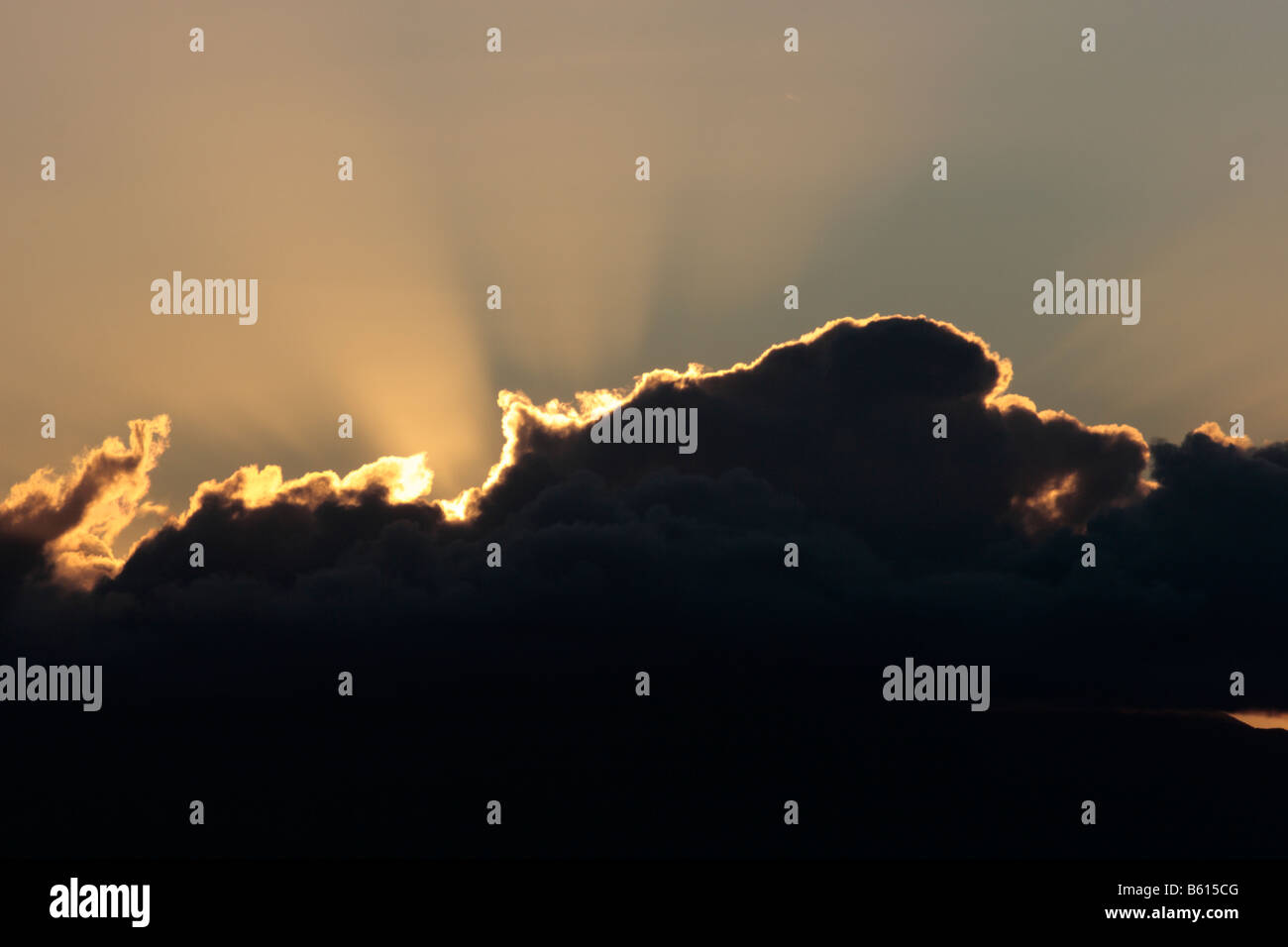 Raggi dorati scoppiare attraverso da dietro le nuvole al di sopra di La Gomera al tramonto Foto Stock