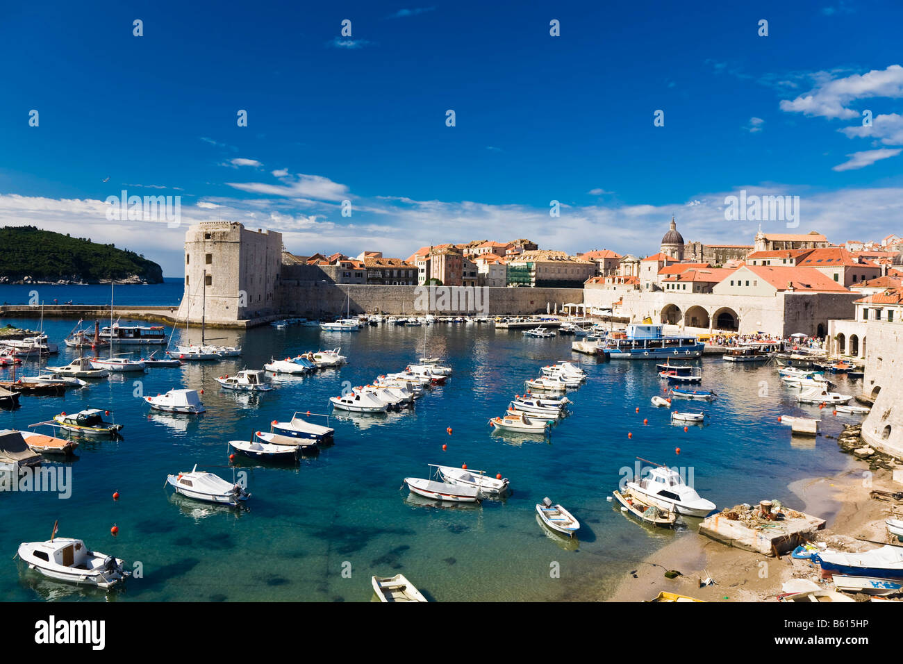 Barche ormeggiate nel porto nel cuore del centro storico di Dubrovnik, Ragusa, Dubrovnik-Neretva county, Dalmazia, Croazia, Europa Foto Stock