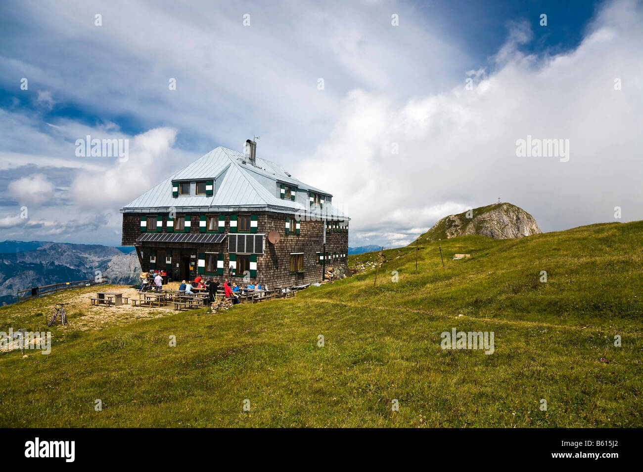 Reichenstein capanna a Eisenerzer Reichenstein davanti Zeiritzkampel montagna con una croce di vetta, Eisenerz, Stiria Foto Stock