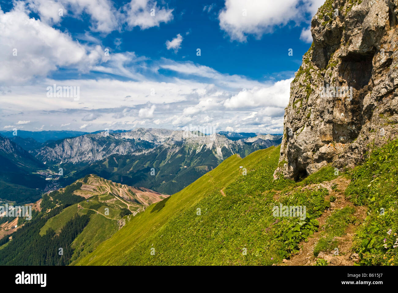 Sentiero escursionistico a Eisenerzer Reichenstein con una vista verso tho stiriana Erzberg montagne, Eisenerz, Stiria, Austria, Europa Foto Stock