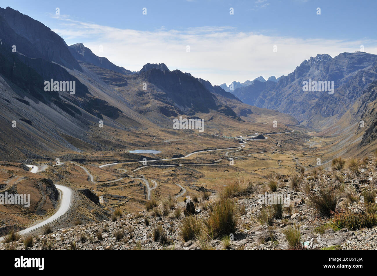 Il paesaggio delle Ande con Deathroad, Altiplano, La Paz, Bolivia, Sud America Foto Stock