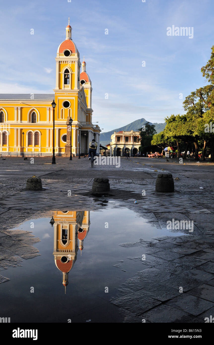 Cattedrale con la torre della cattedrale si riflette in una pozzanghera, Granada, Nicaragua america centrale Foto Stock