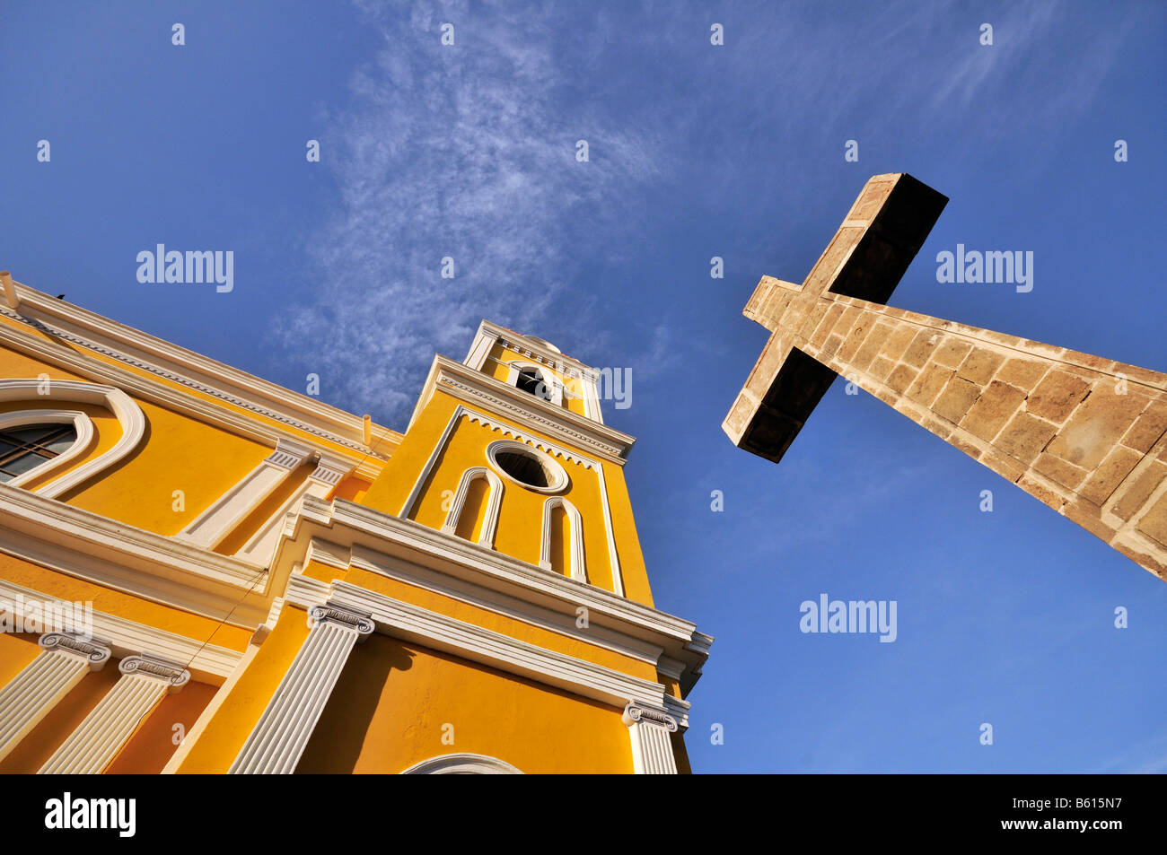 Croce di pietra al di fuori della cattedrale, Granada, Nicaragua america centrale Foto Stock