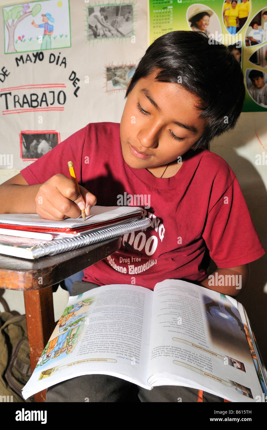 Scolaro seduti ad un tavolo di apprendimento, Slum Area Plan 3000, Santa Cruz, Bolivia, Sud America Foto Stock