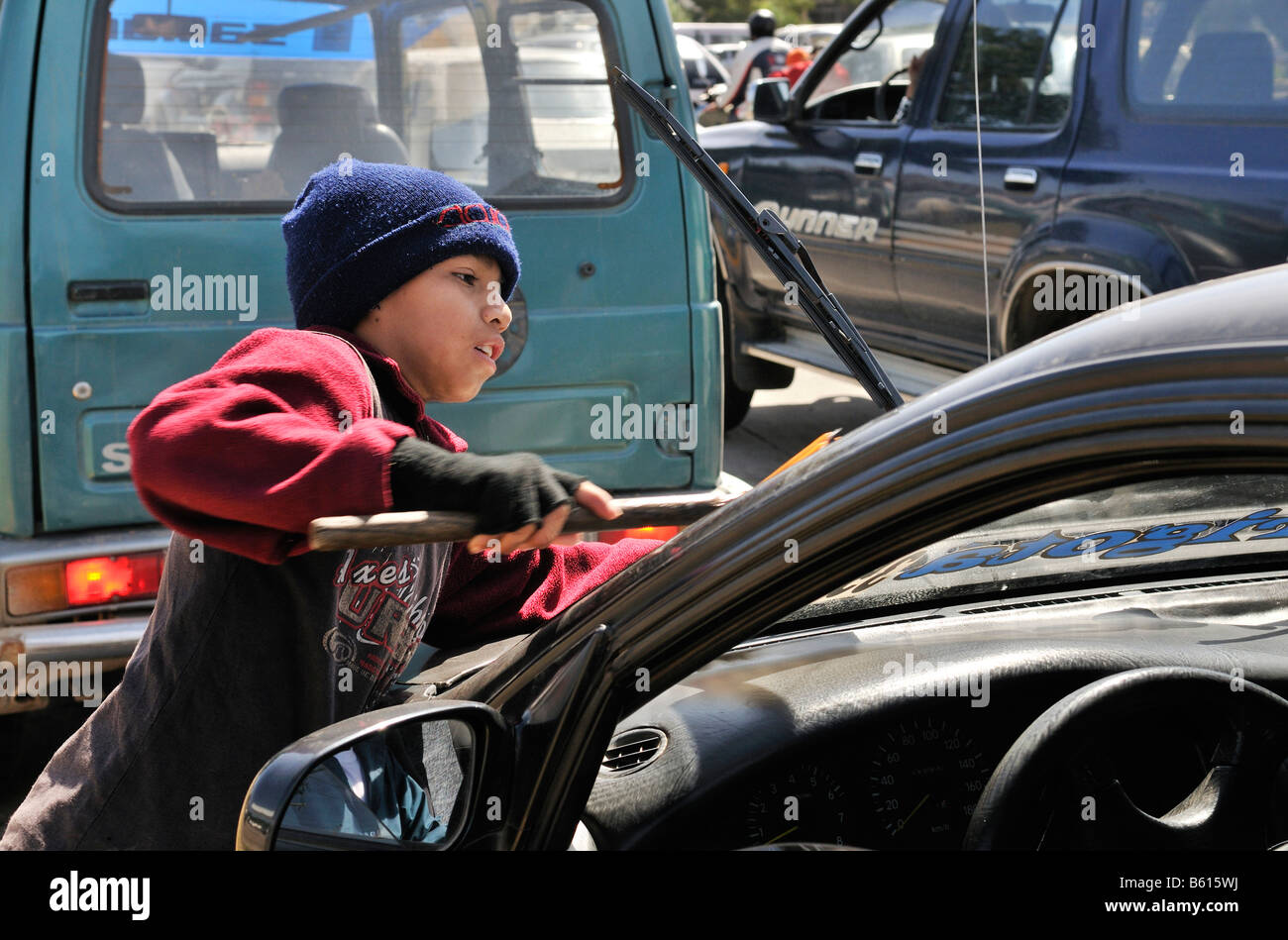 Il lavoro minorile, dieci anni di vecchio ragazzo pulizia vetri auto in  corrispondenza di una intersezione, Santa Cruz, Bolivia, Sud America Foto  stock - Alamy