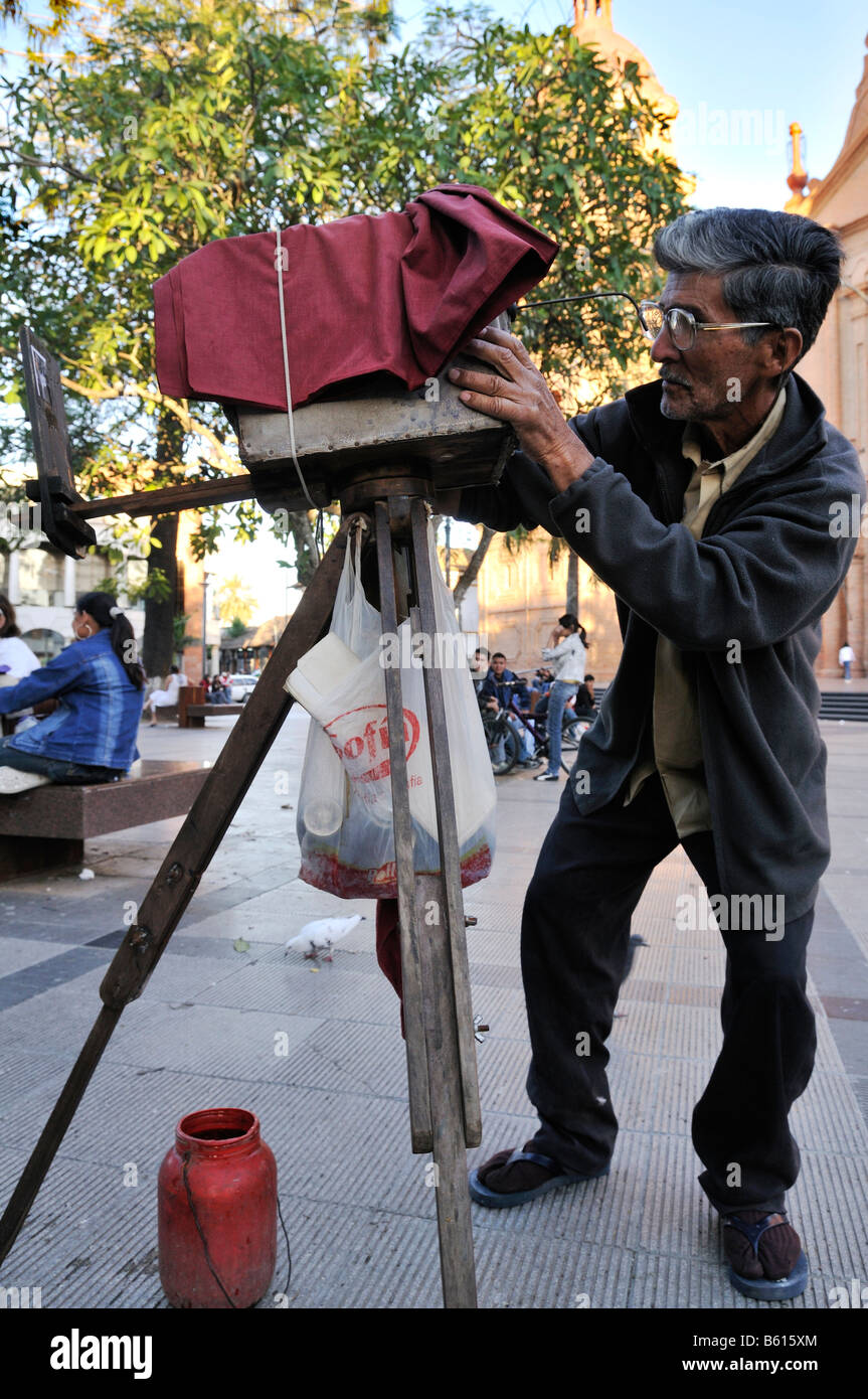 Fotografo utilizzando un pin-hole telecamera su di una piazza di Santa Cruz, Bolivia, Sud America Foto Stock