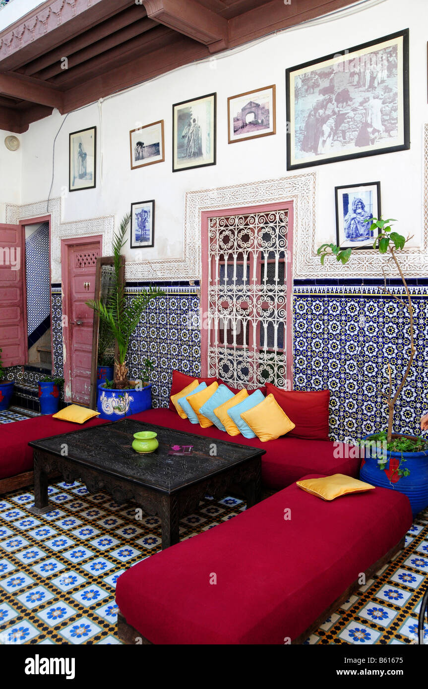Area salotto nel cortile interno di un tipico riad marocchino o hotel, Marrekesh, Marocco, Africa Foto Stock