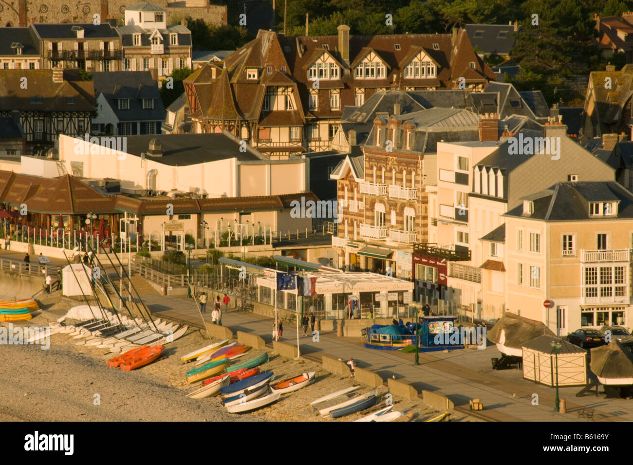 Francia, Normandia, Etretat, resort costiero città sul canale in inglese, La Manche Foto Stock