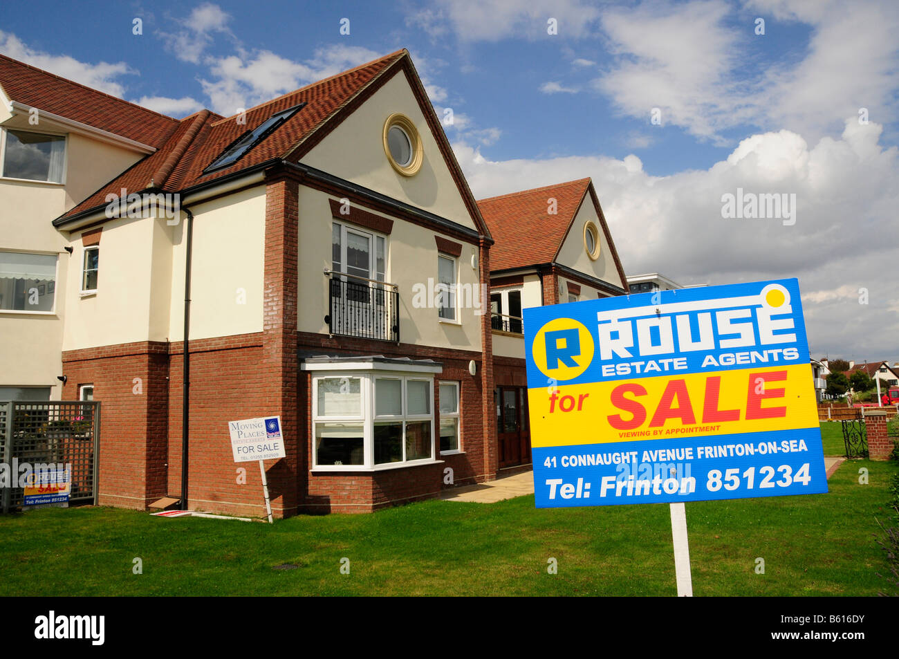 Segno "Casa in vendita', nella località balneare di Frinton on-Mare, Essex, Inghilterra, Regno Unito, Europa Foto Stock