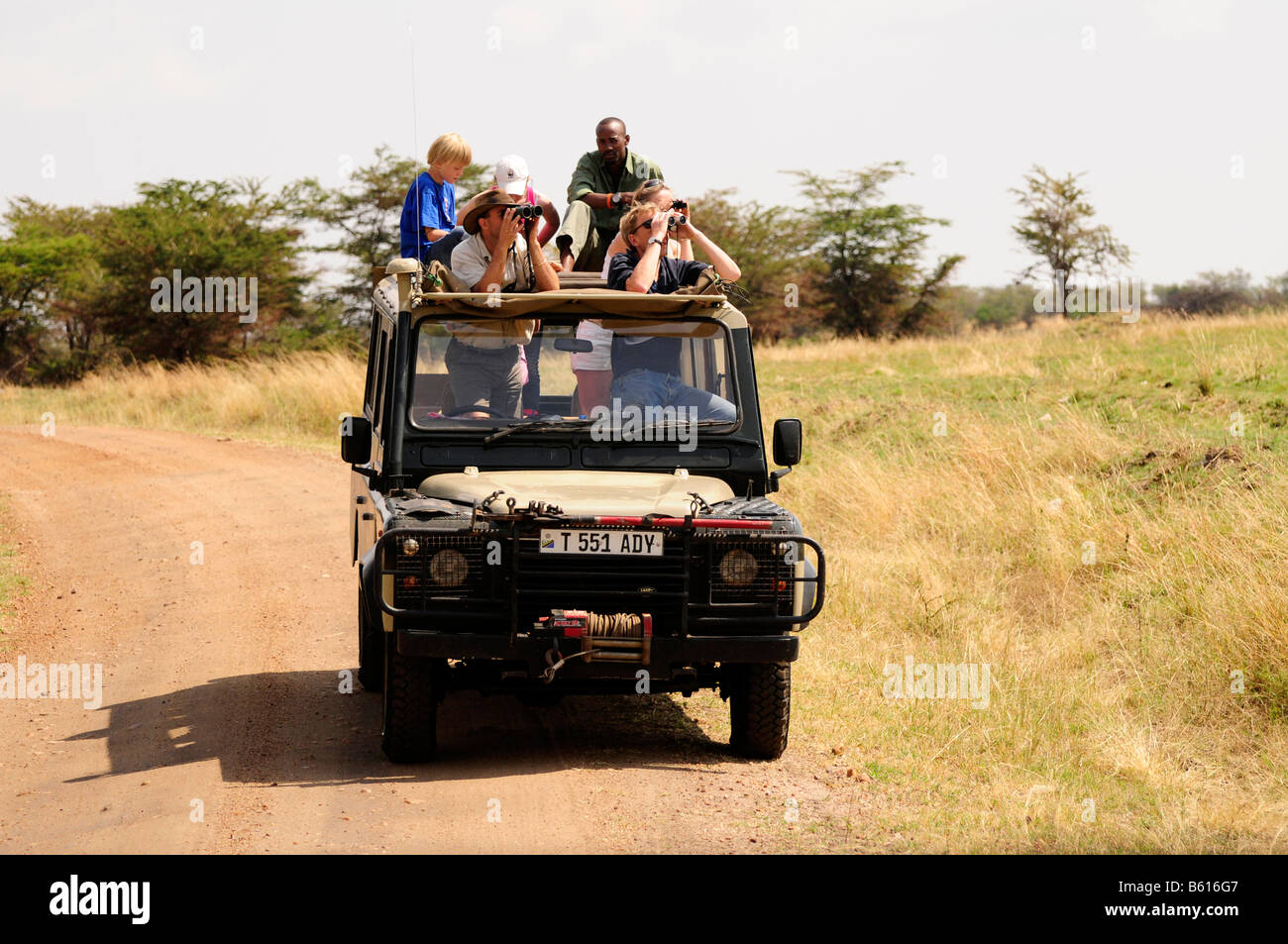 I turisti in un safari, parco nazionale del Serengeti, Tanzania Africa Foto Stock