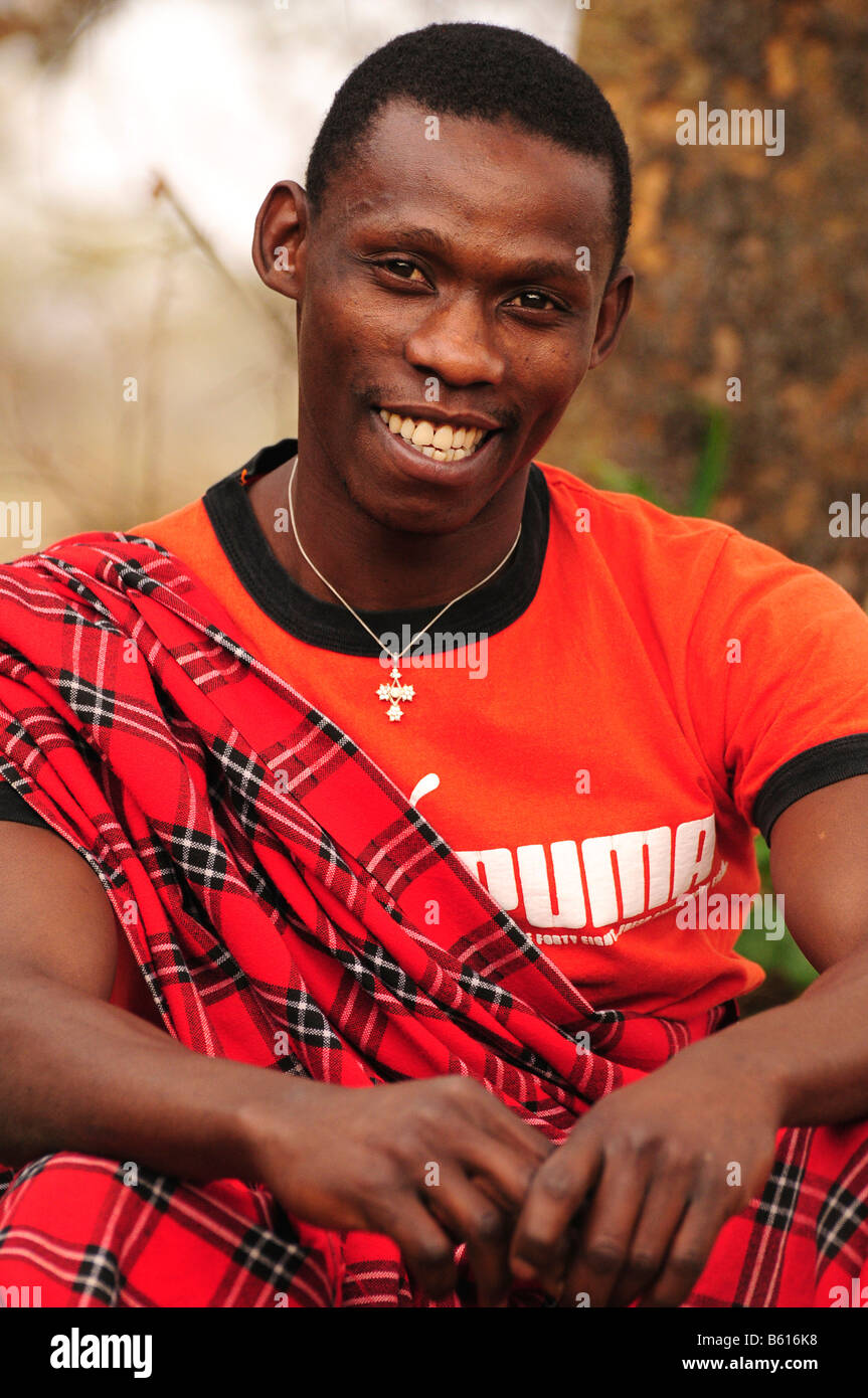 Giovani Massai con tradizionale wrap e Puma T-shirt, Seronera, Serengeti National Park, Tanzania Africa Foto Stock