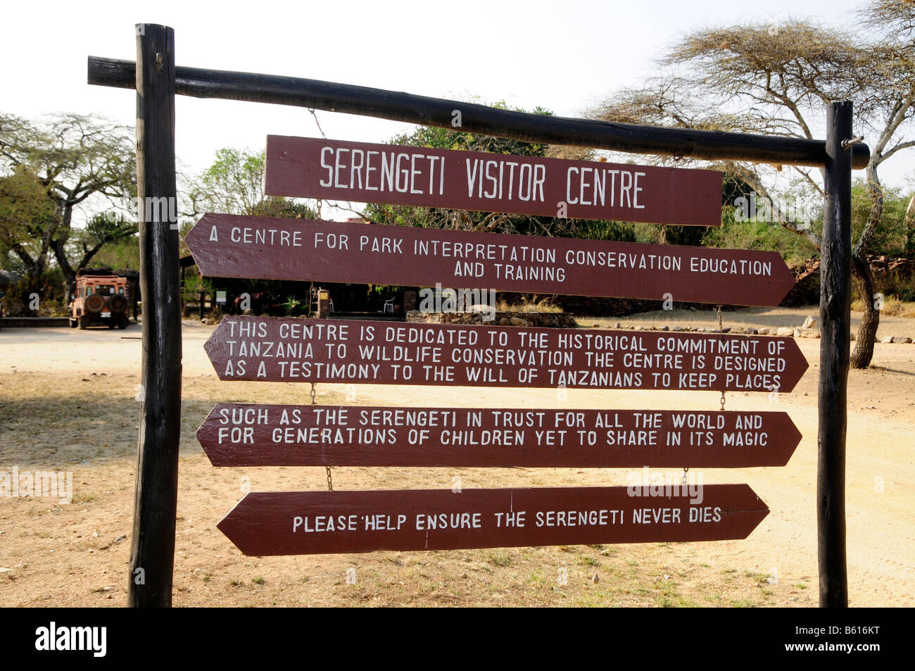 Segno presso il Serengeti del Centro Visitatori, Seronera, Serengeti National Park, Tanzania Africa Foto Stock