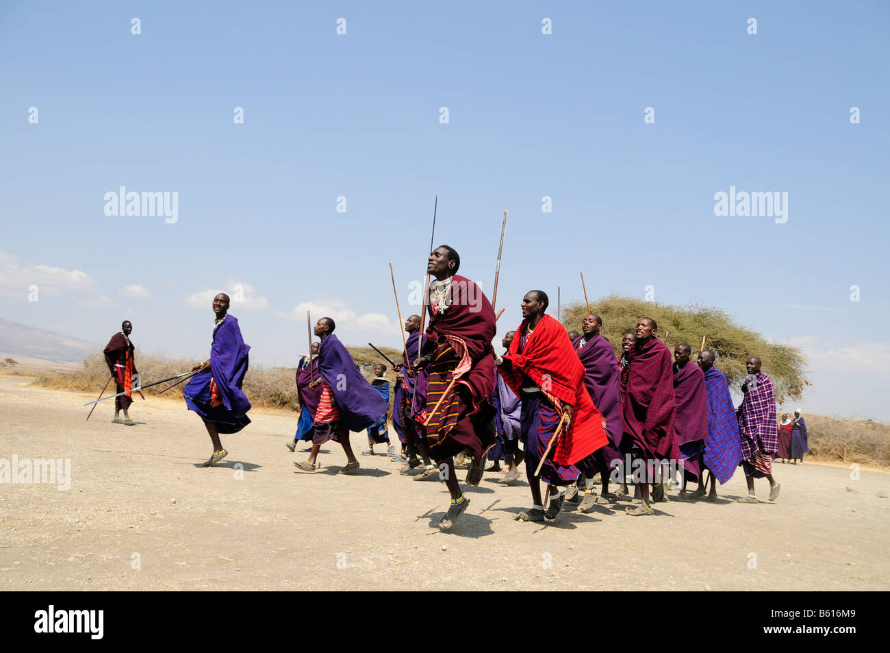 Massai facendo una danza tradizionale nel villaggio di Kiloki, Serengeti, Tanzania Africa Foto Stock