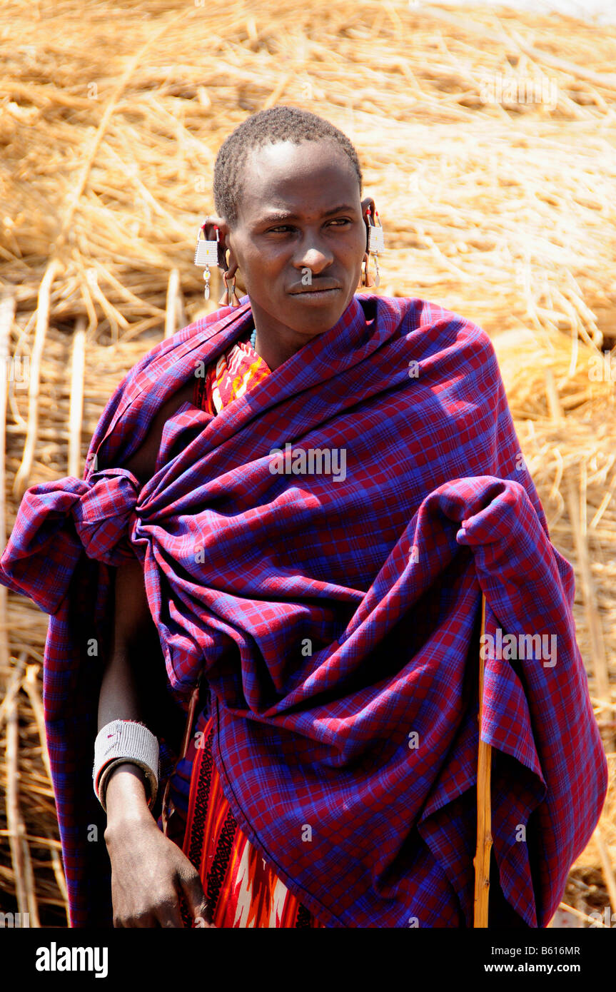 Massai guerriero in Kiloki Massai village, Serengeti, Tanzania Africa Foto Stock