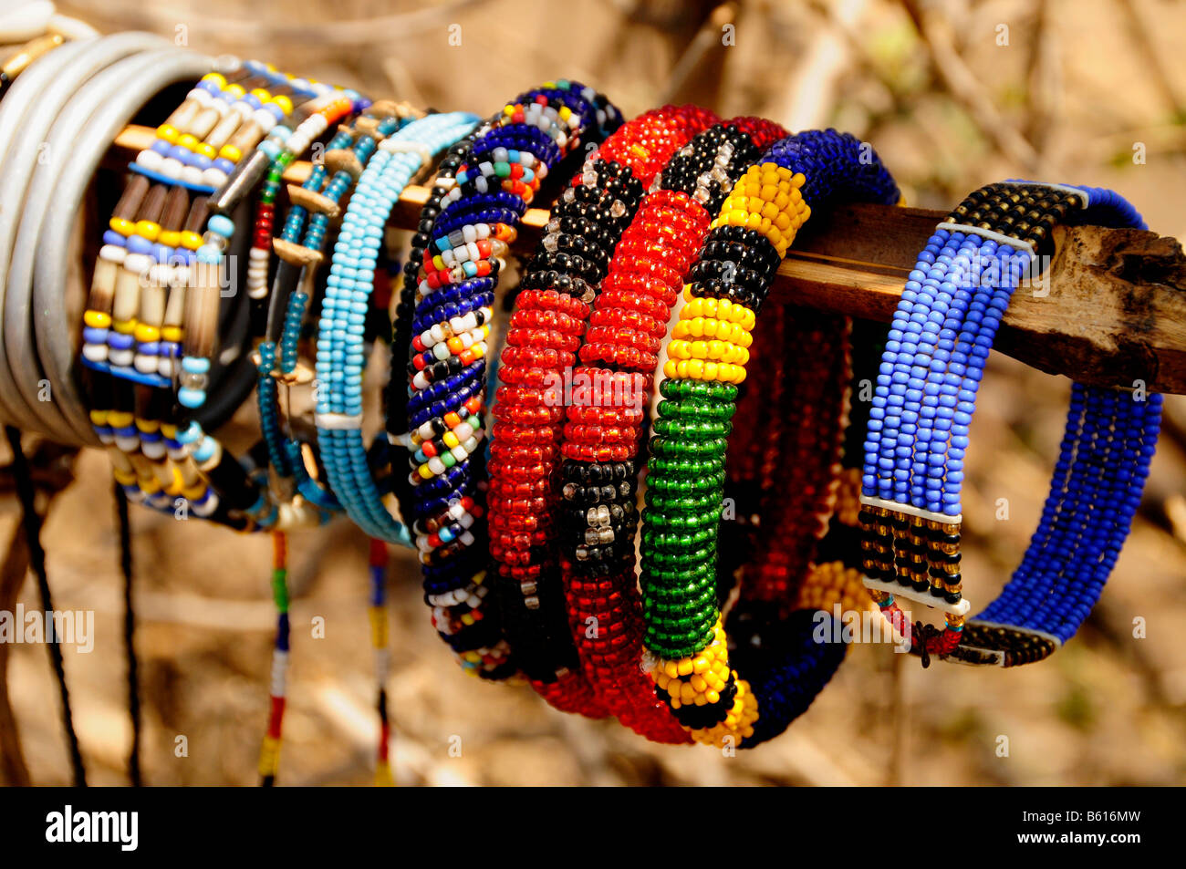 Massai gioielli in villaggio Kiloki, Serengeti, Tanzania Africa Foto Stock