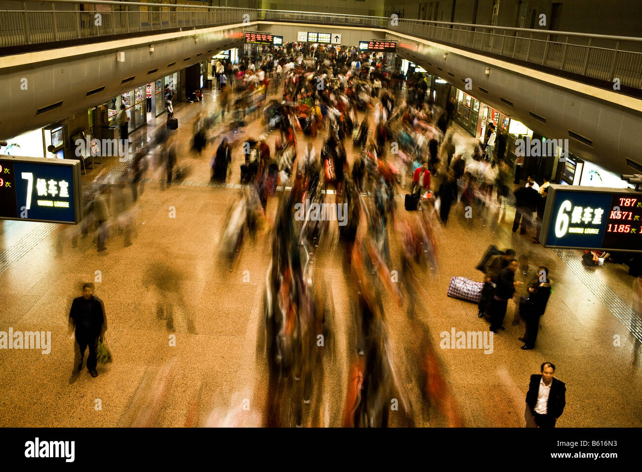 I viaggiatori si muovono attraverso la Stazione Ferroviaria di Pechino Ovest a Beijing in Cina nel mese di aprile 2008 Foto Stock