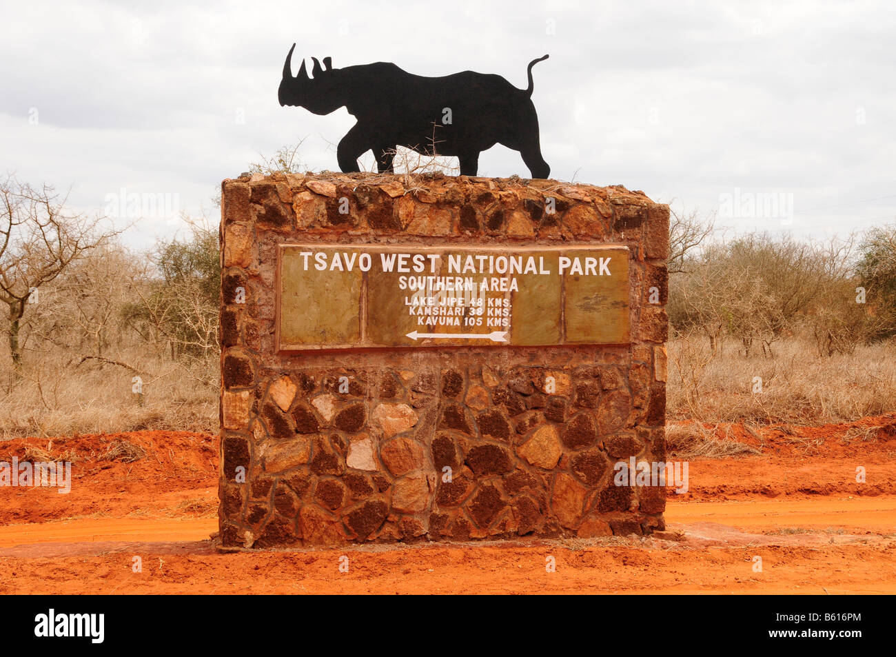 Segno con Rhino all'ingresso del Tsavo West National Park, Kenya, Africa Foto Stock