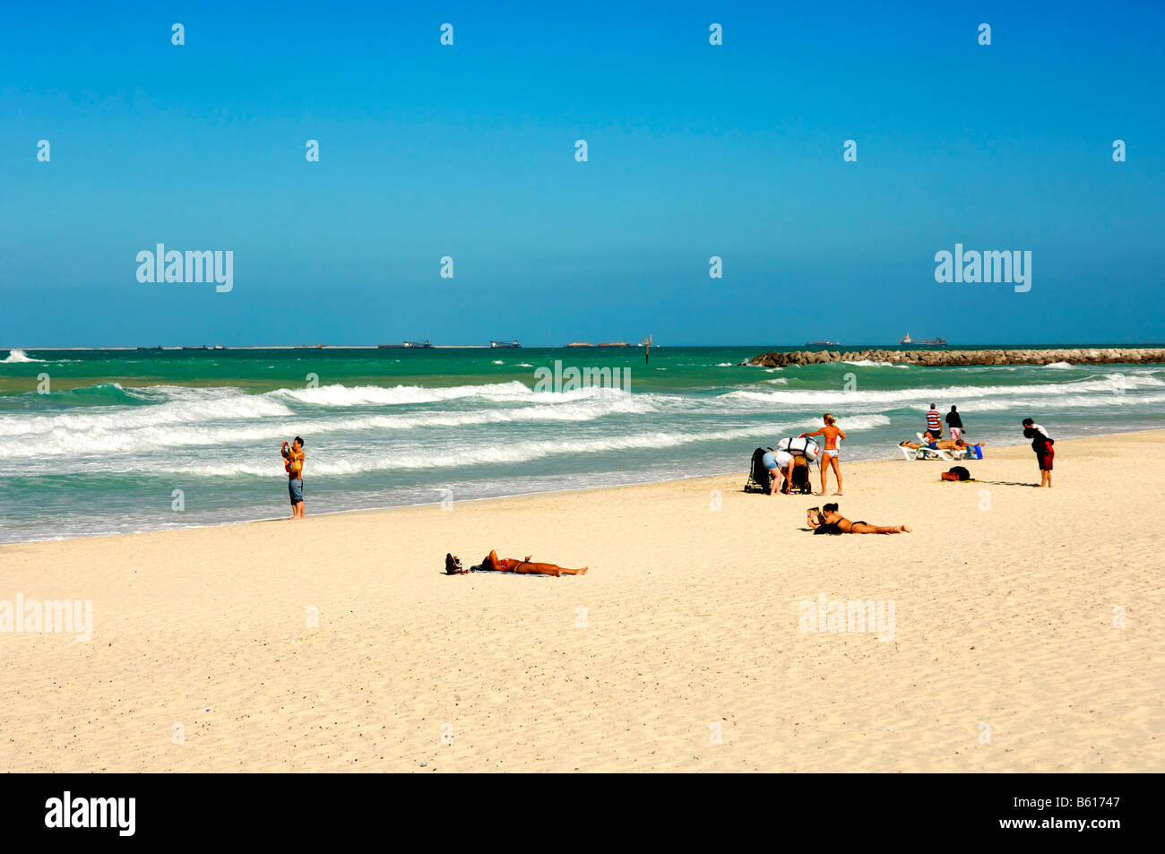 Spiaggia con poche persone in Jumeirah, Dubai, Emirati Arabi Uniti Foto Stock