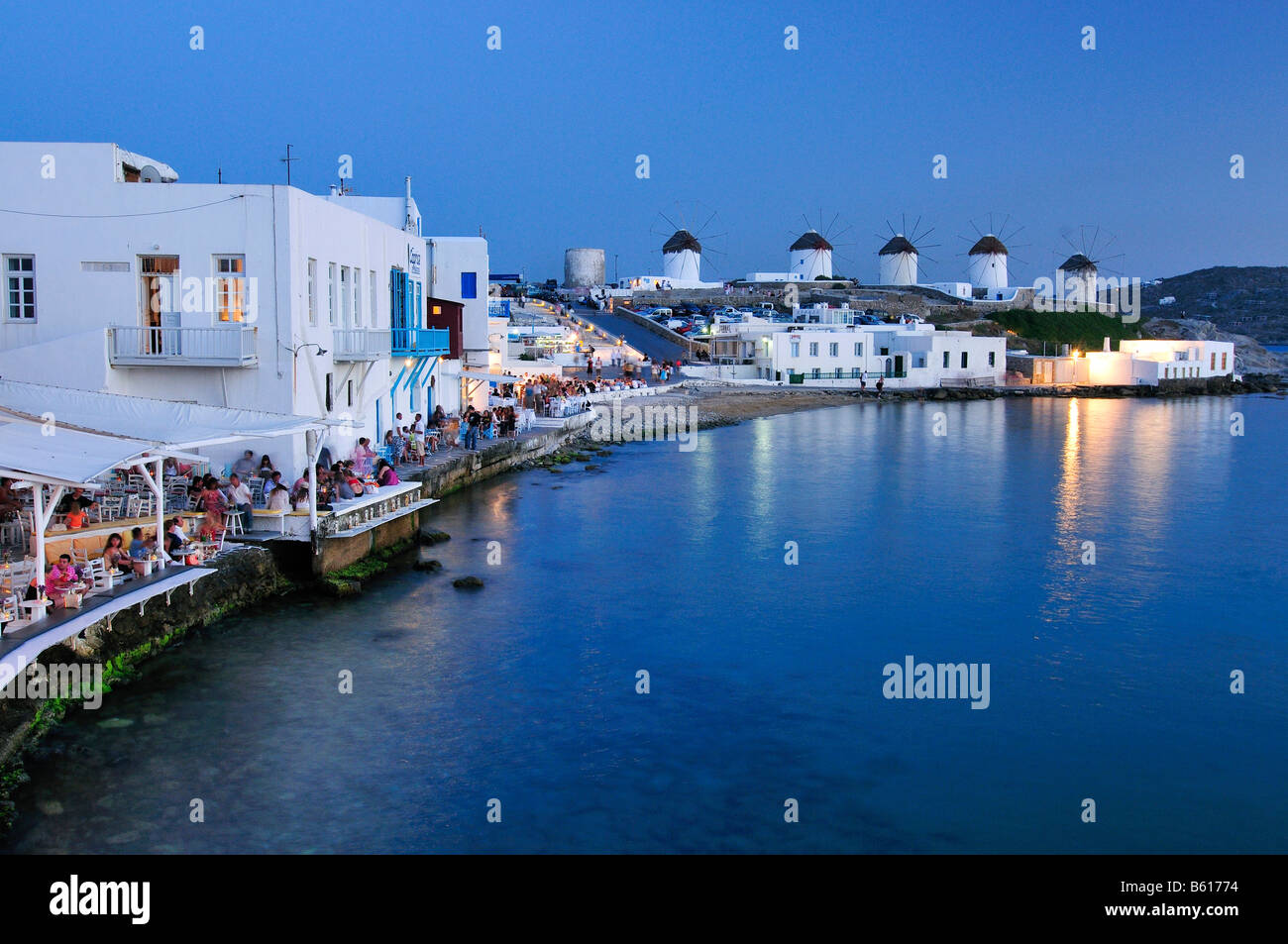 I turisti seduti ai ristoranti a Little Venice, mulini a vento, atmosfera serale, Mykonos Isola, Cicladi Grecia, Europa Foto Stock