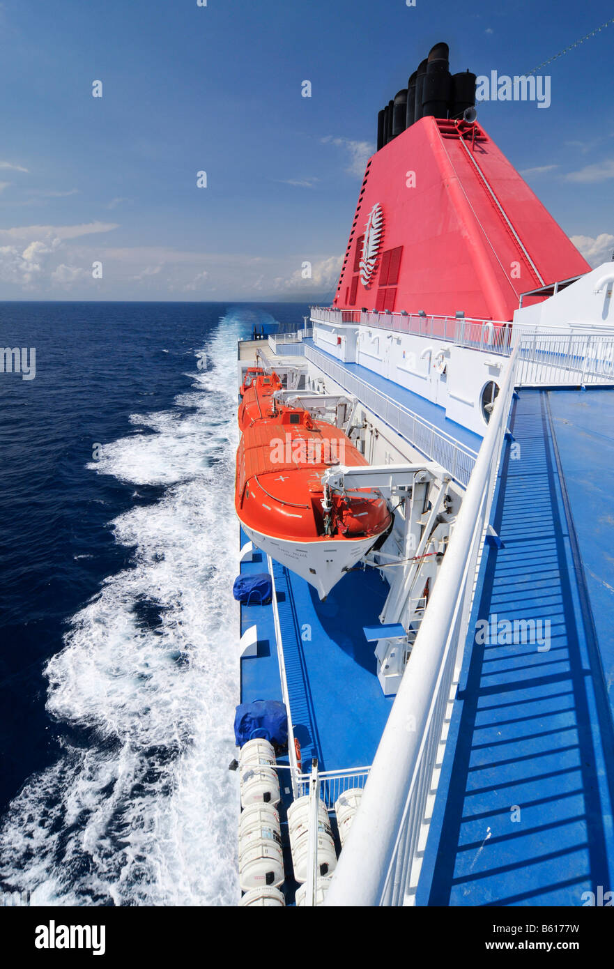 Le imbarcazioni di salvataggio in sospeso sul lato di un traghetto per auto in mare del Mediterraneo, Europa Foto Stock