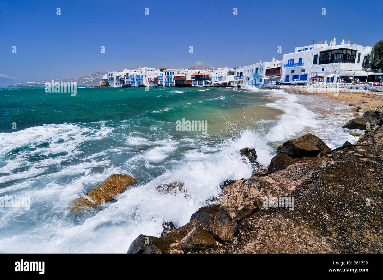 Spiaggia di fronte la piccola Venezia, Isola di Mykonos, Cicladi Grecia, Europa Foto Stock