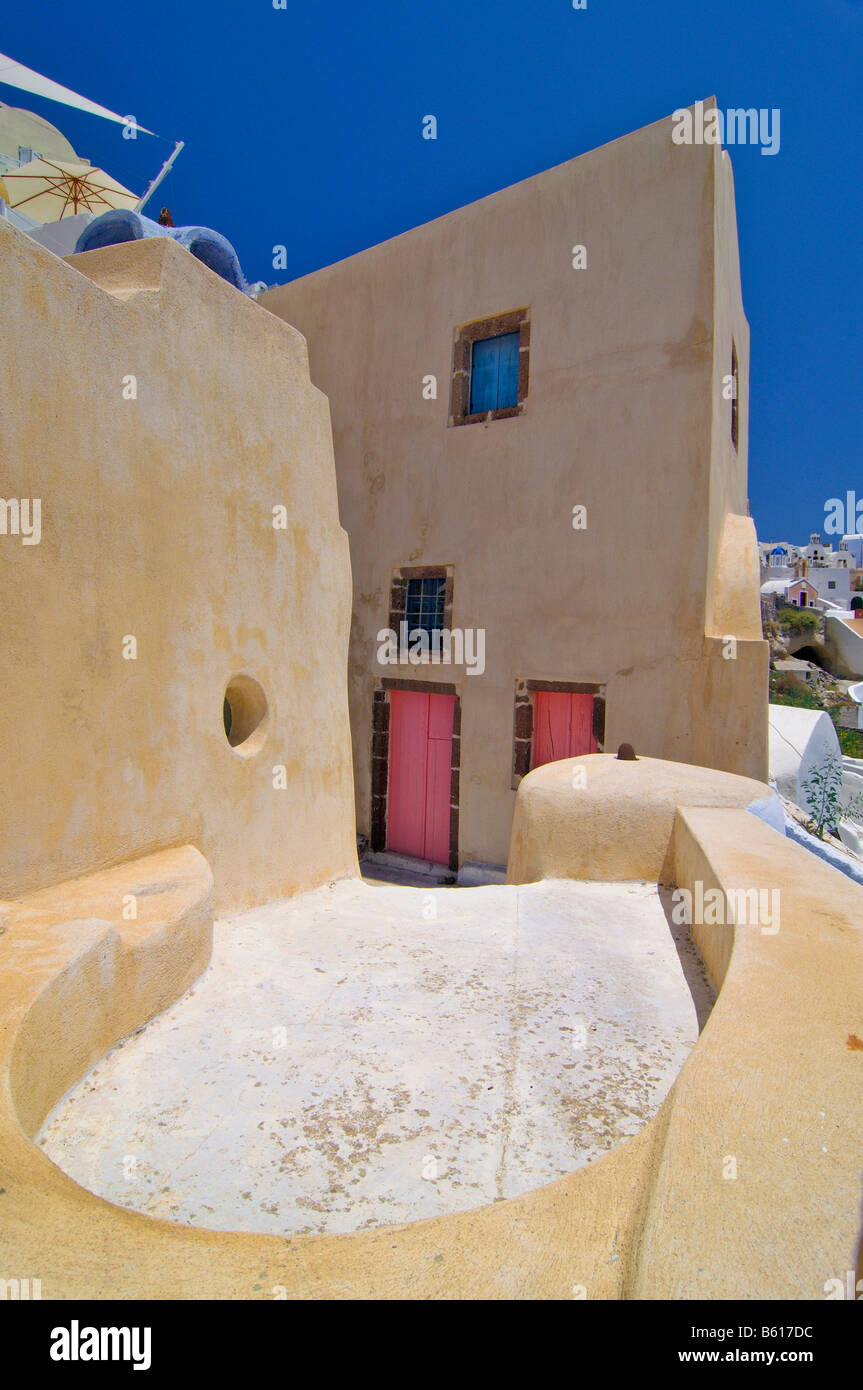 Casa Gialla in un tipico stile architettonico tradizionale delle Cicladi, Oia, Ia, SANTORINI, CICLADI Grecia, Europa Foto Stock