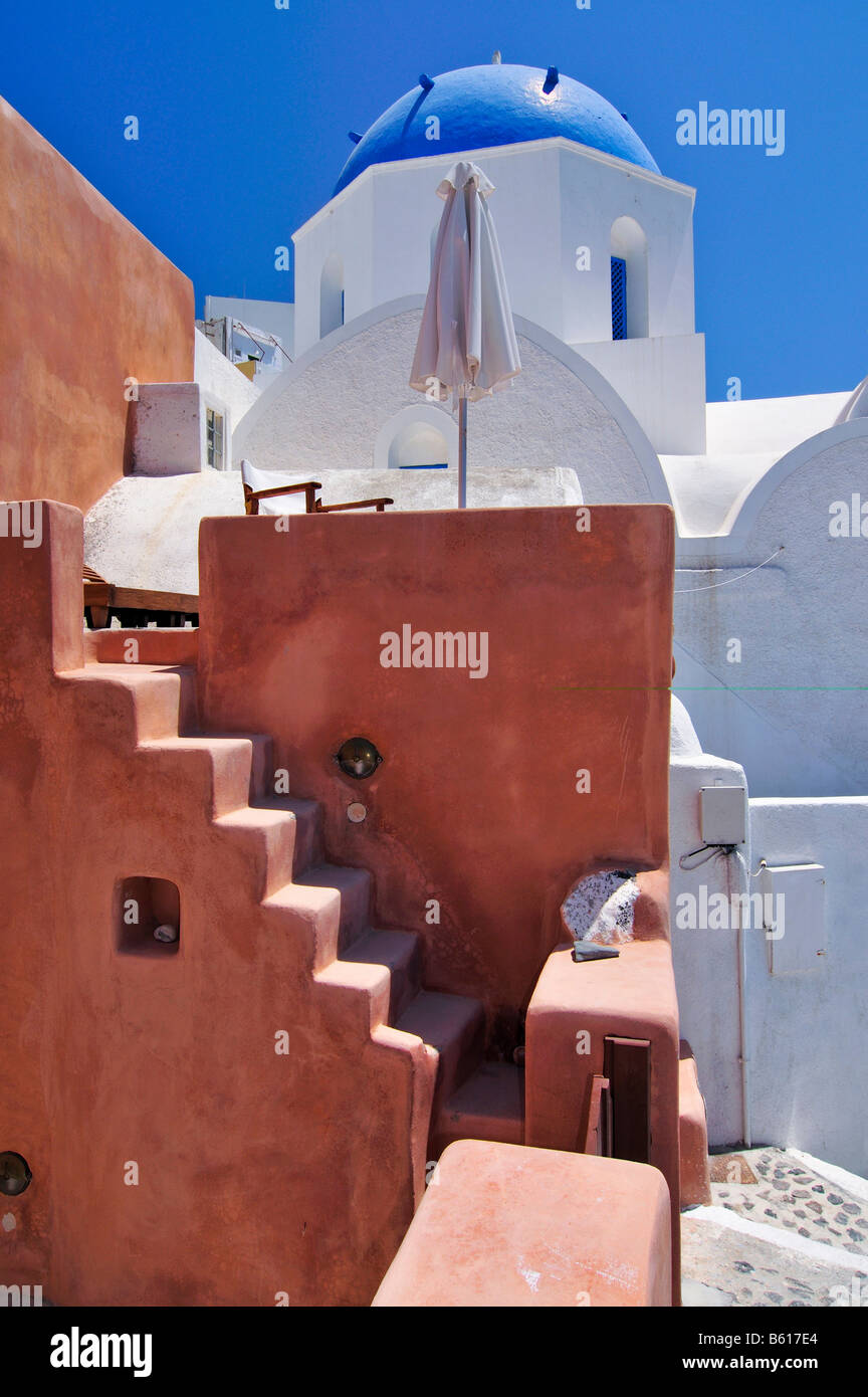Cortile interno con scale, la chiesa a cupola, tipico stile architettonico tradizionale delle Cicladi, Oia, Ia, SANTORINI, CICLADI Grecia, Europa Foto Stock