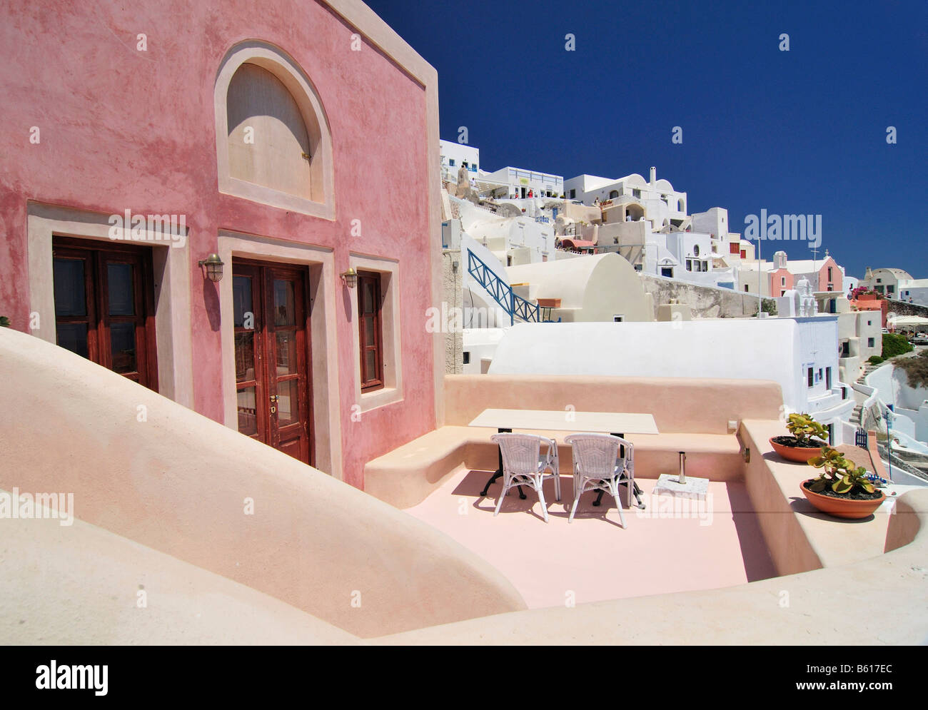 Terrazza di una casa rosa in un tipico stile architettonico tradizionale delle Cicladi, Oia, Ia, SANTORINI, CICLADI Grecia, Europa Foto Stock